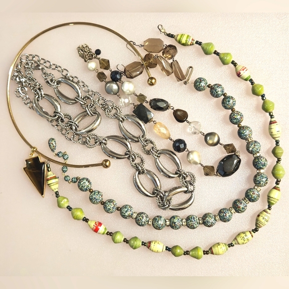 Various Jewelry - 7 piece lot bag#19 5 necklaces 1 pr earrings 1 bracelet beaded statement jewelry